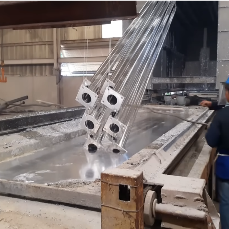 Hot dip galvanizing pool facility