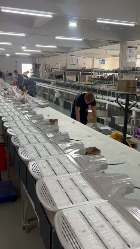 MCL Solar Heavy-Duty Streetlight Fixture Conveyor Assembly Line Guzhen Plant