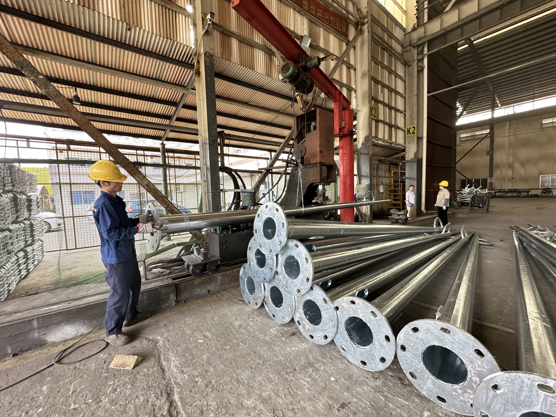 Fabrication de mâts d'éclairage solaire galvanisés à chaud MCL Solar