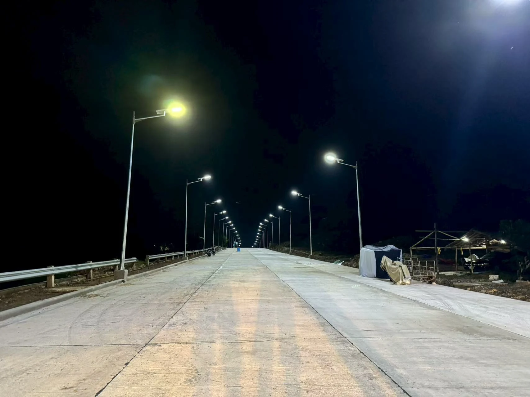 Commercial Arterial Roadway Two-in-One Solar Street Light High Uniformity Night View